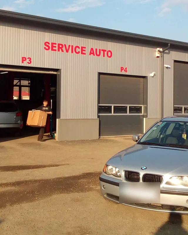 Fațada cu inscripția Service Auto și ușa P3 deschisă
