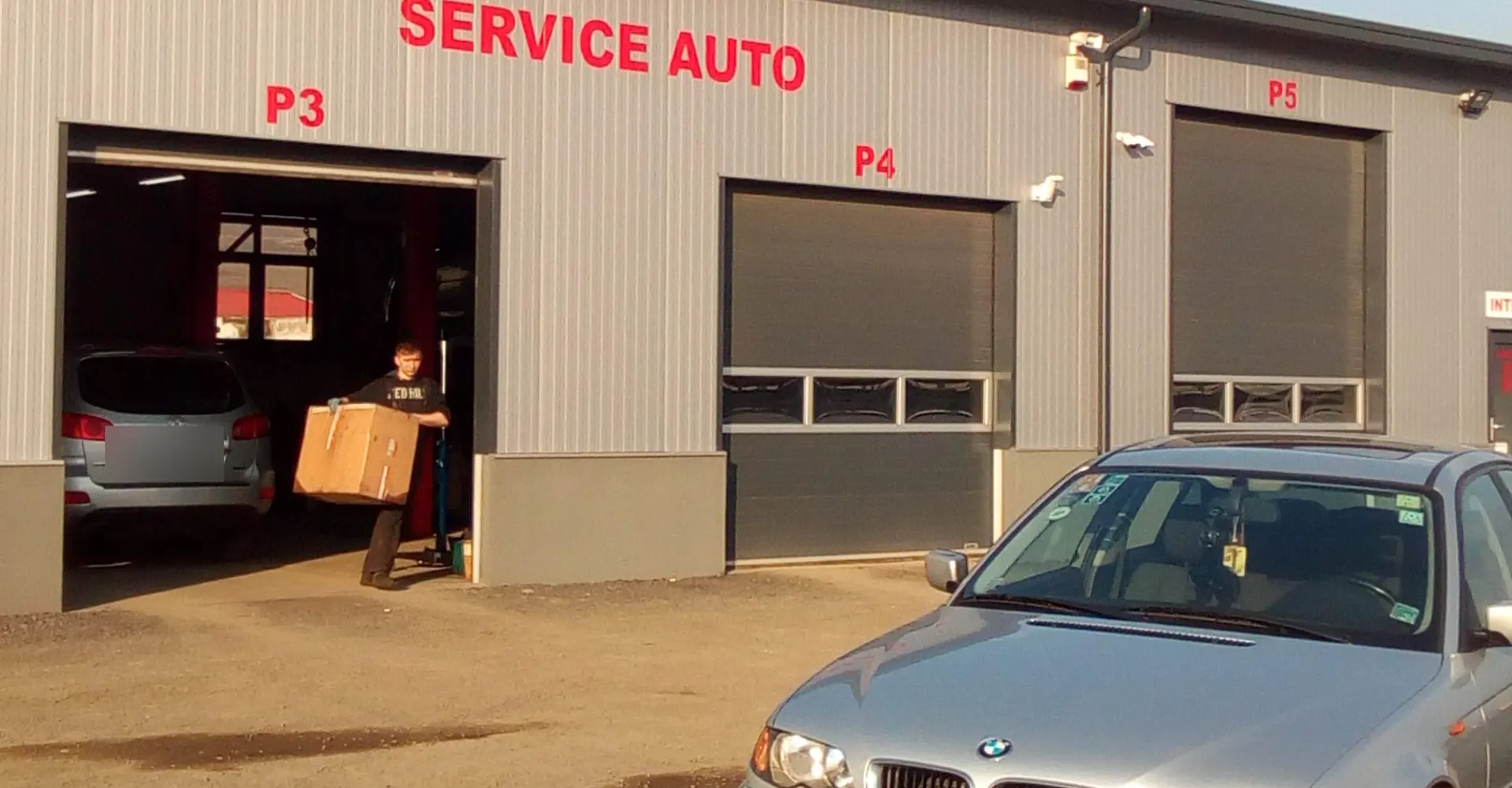 Fațada halei cu inscripția Service Auto și ușile P3, P4 și P5