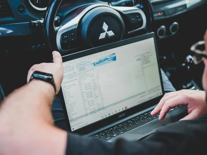 Laptop de diagnoză conectat la o mașină